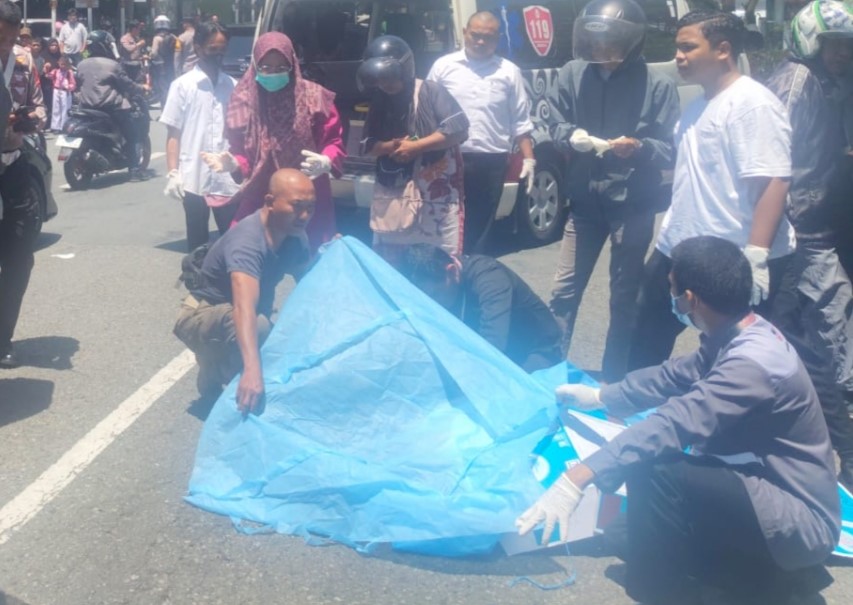 KORBAN KECELAKAAN. Mobil ambulance mengevakuasi korban pengendara motor yang tewas kecelakaan.