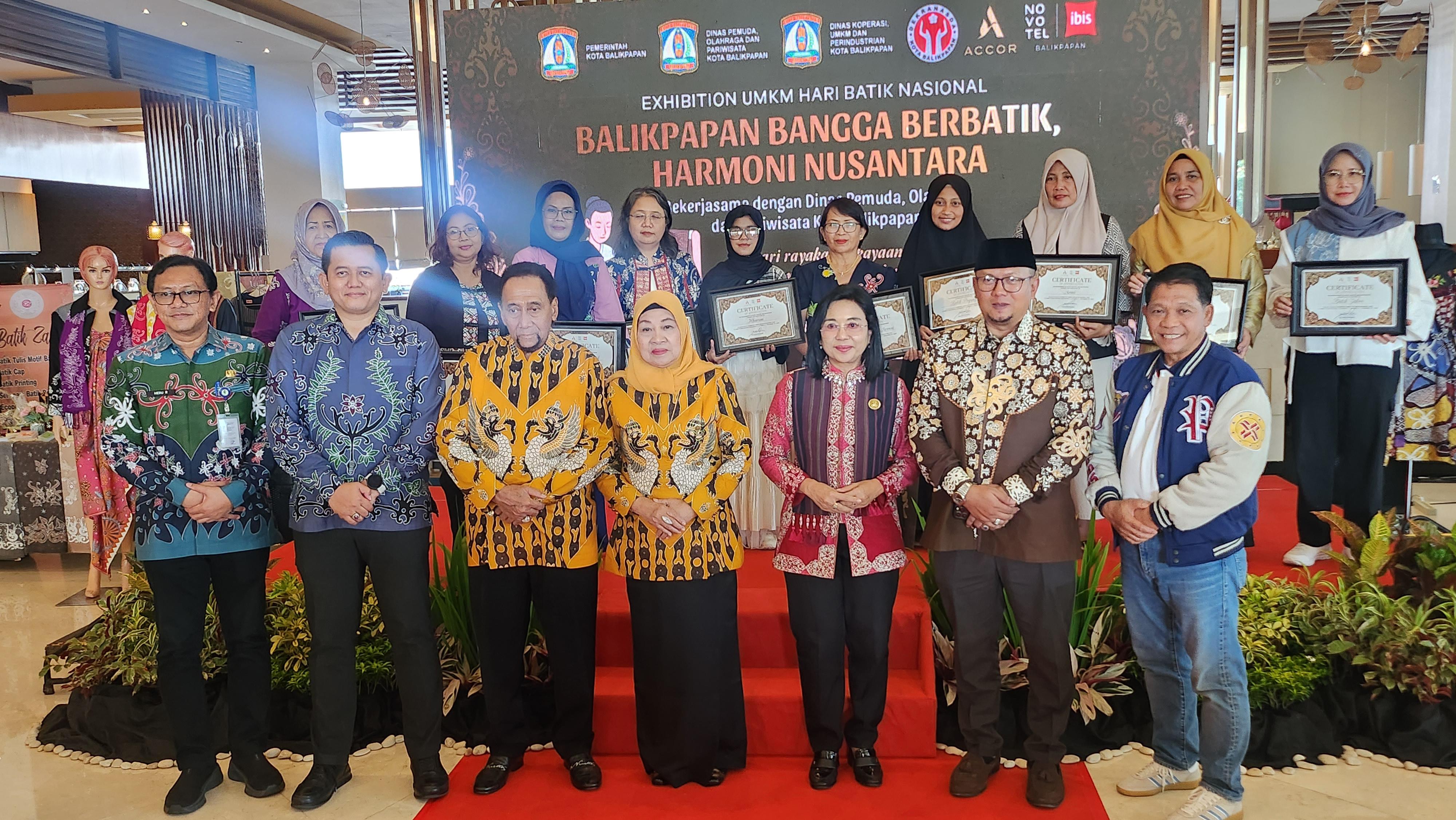 Sultan Aji Muhammad Arifin (tiga kiri) hadir dalam pameran batik di Hotel Novotel Balikpapan, Kamis (2/9). Hadir pula Cokorda Ratih Kusuma (tiga kanan), Eko Anom Purboyanto (dua kanan), Anwar Sadat (d