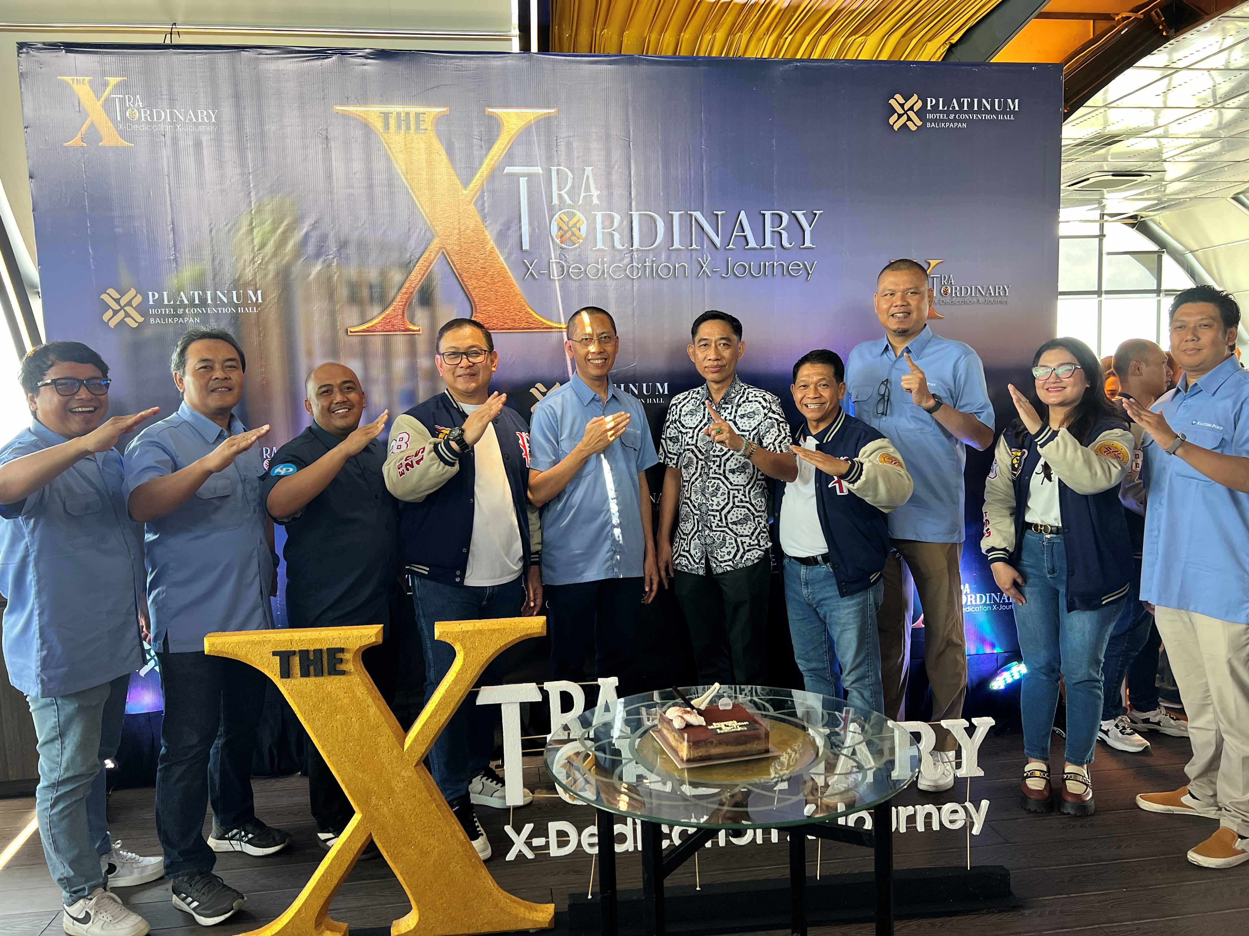Soegianto (empat kanan) bersama manajemen KPG yang dipimpin Ivan Firdaus (lima kiri). Momen ulang tahun dirayakan meriah di Infinity Sky Lounge lantai 12, Kamis (2/10). (FOTO ANGGI PRADITHA/KP)