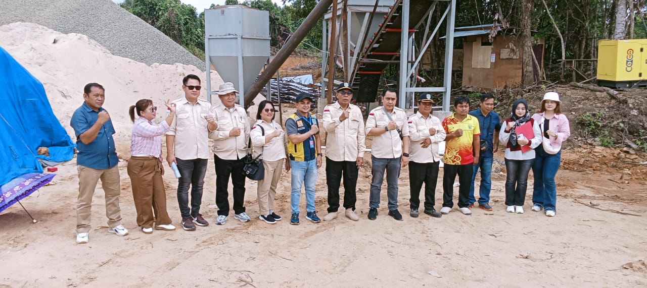 Anggota DPRD Kubar meninjau kegiatan proyek peningkatan jalan di Kampung Karangan.