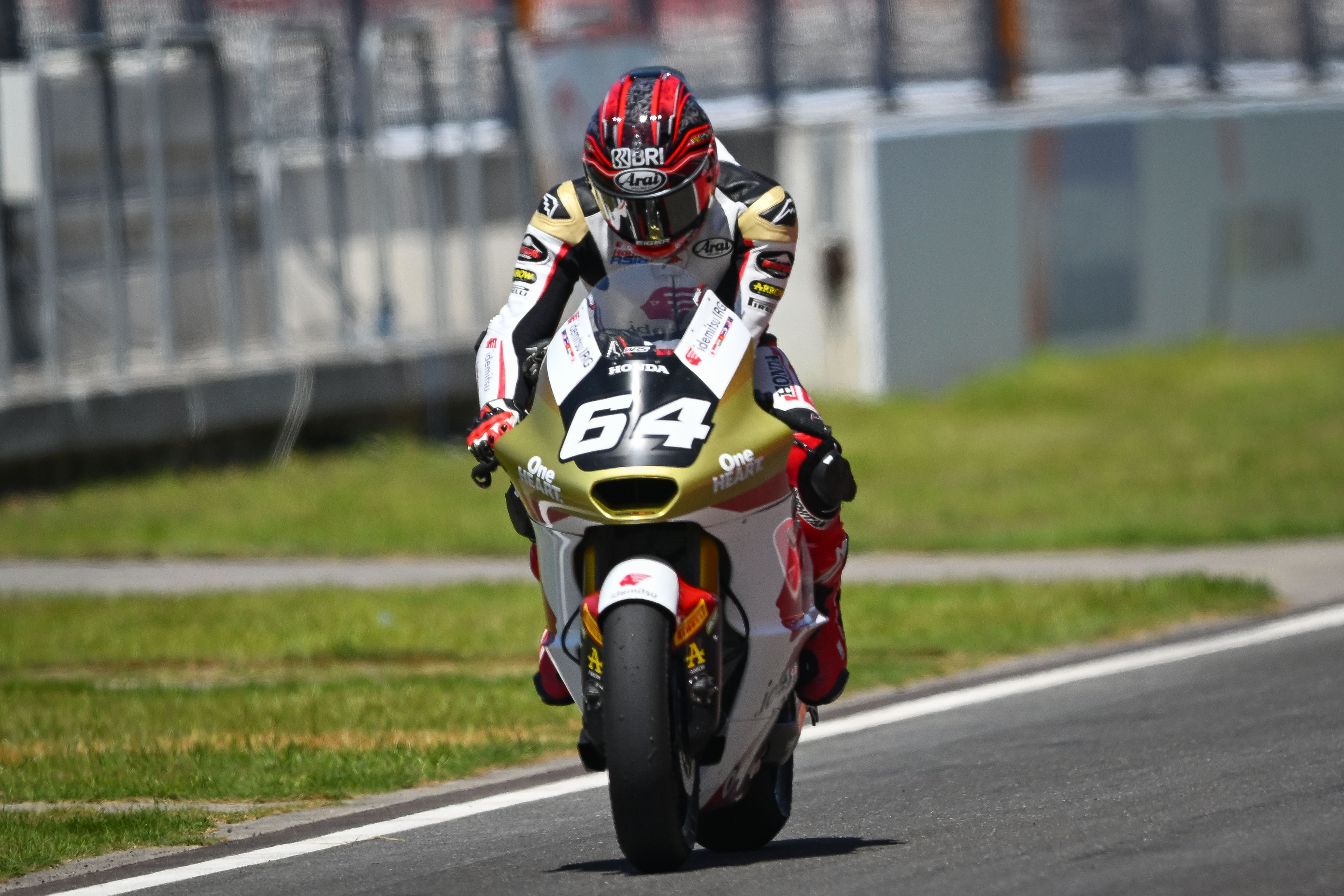 Mario Aji bersiap memasuki paddock usai sesi latihan bebas 1 Moto2 di Sirkuit Mandalika, Jumat  (3/10/2025).