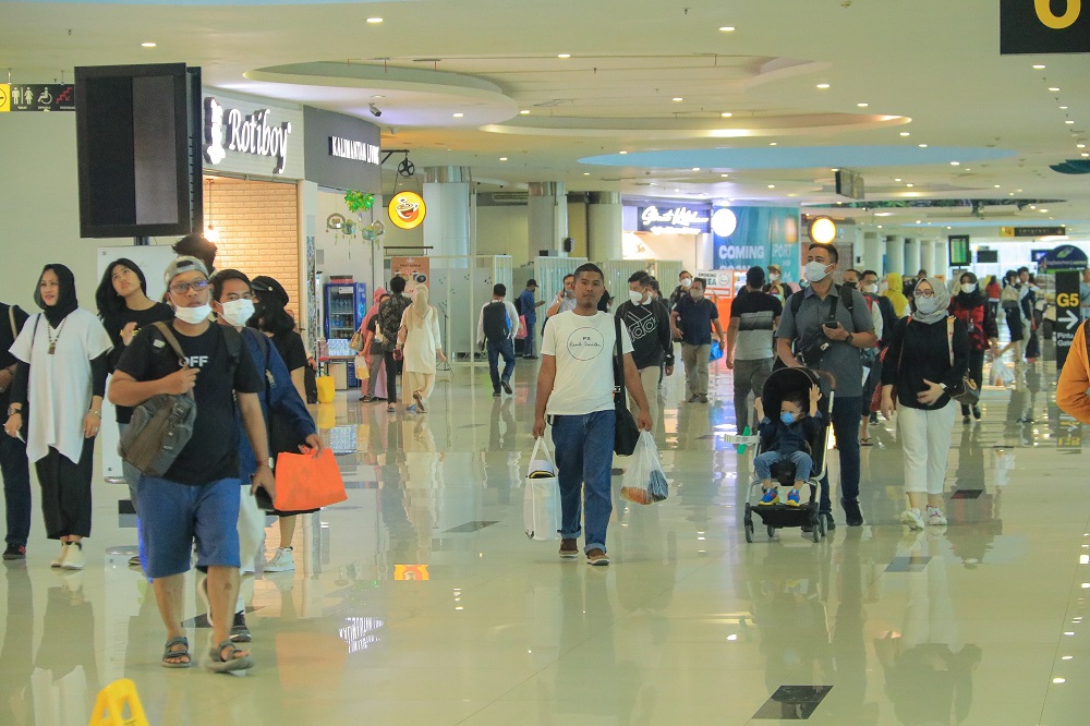 BERGELIAT: Pergerakan wisatawan saat berada di Bandara Sultan Aii Muhammad Sulaiman (SAMS) Sepinggan, Balikpapan.