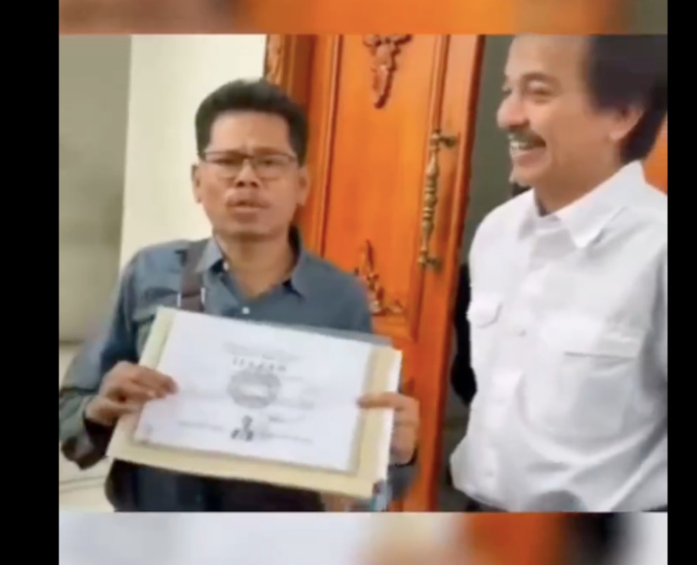 Bonatua Silalahi dan Roy Suryo menunjukkan salinan ijazah Jokowi dari KPU.