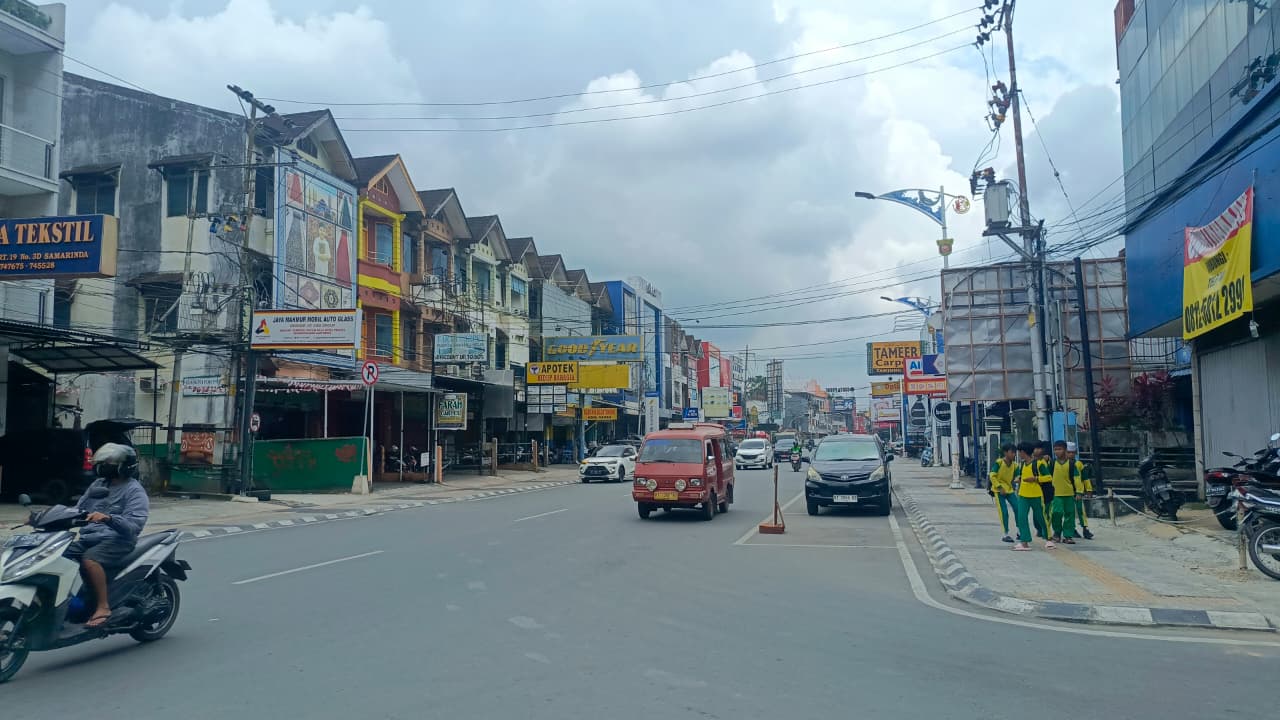 Kawasan Jalan Abul Hasan Samarinda yang kini diberlakukan sistem satu arah.  &nbsp;