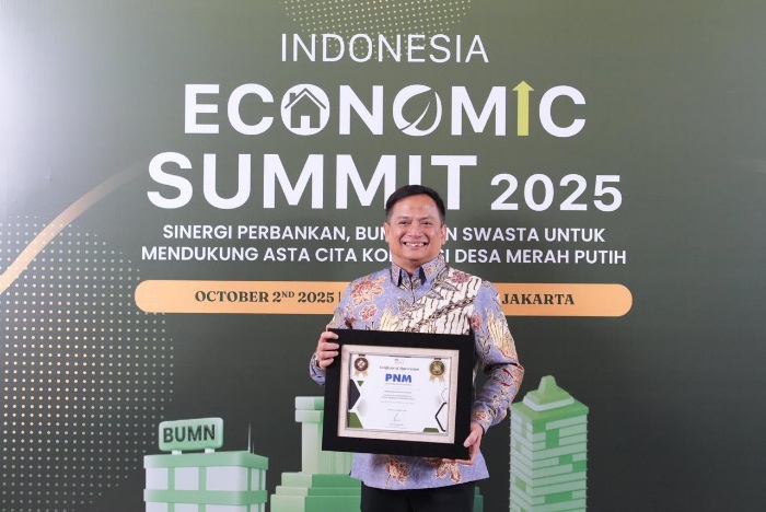 Direktur Utama PNM Arief Mulyadi menerima penghargaan The Best SOE 2025 pada ajang Indonesia Economic Summit 2025.