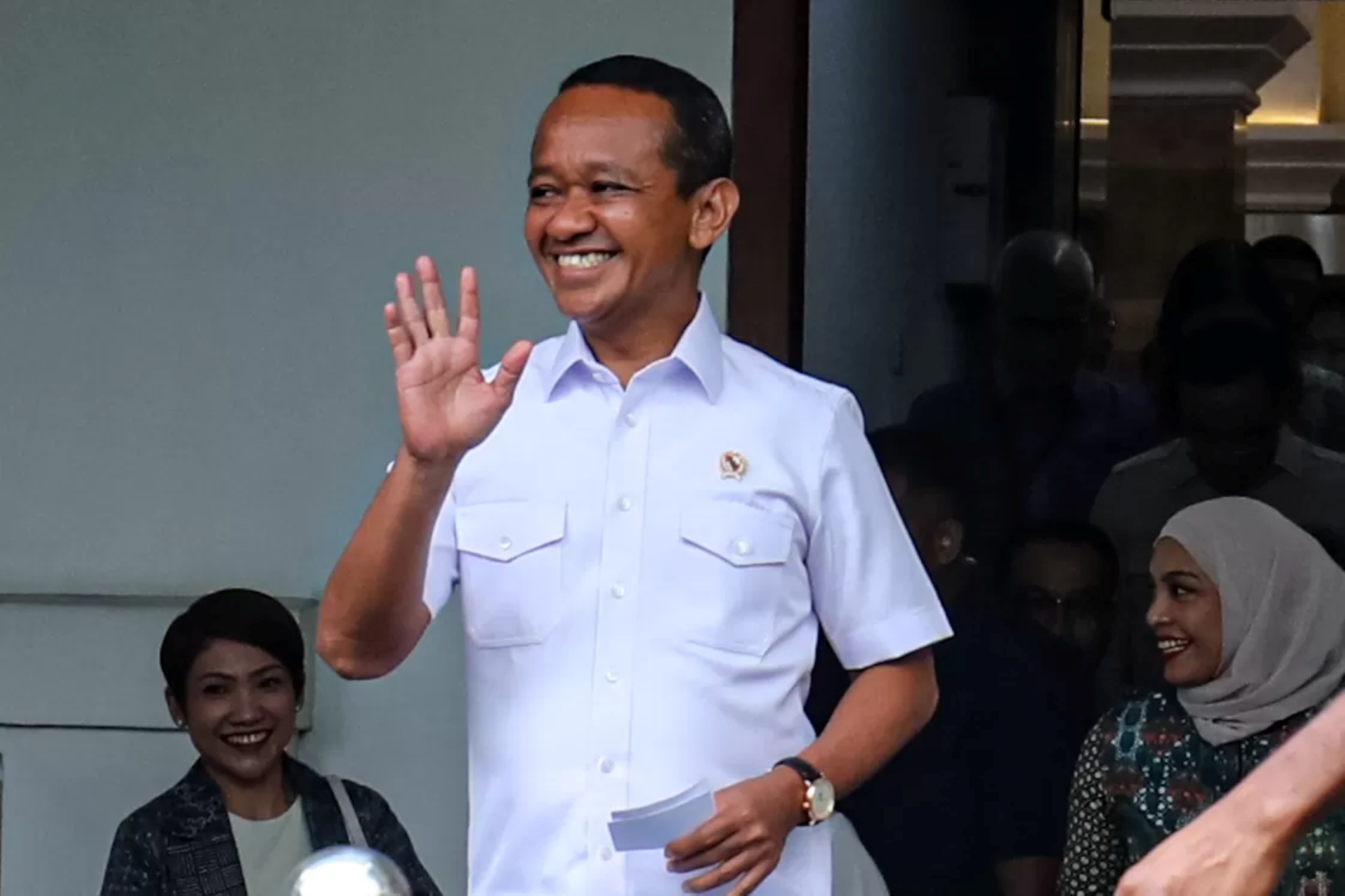 Menteri ESDM Bahlil Lahadalia bersama Wakil Menteri ESDM Yuliot Tanjung dan perwakilan SPBU swasta memberikan keterangan pers usai pertemuan dengan dengan SPBU swasta di Jakarta, Jumat (19/9/2025).