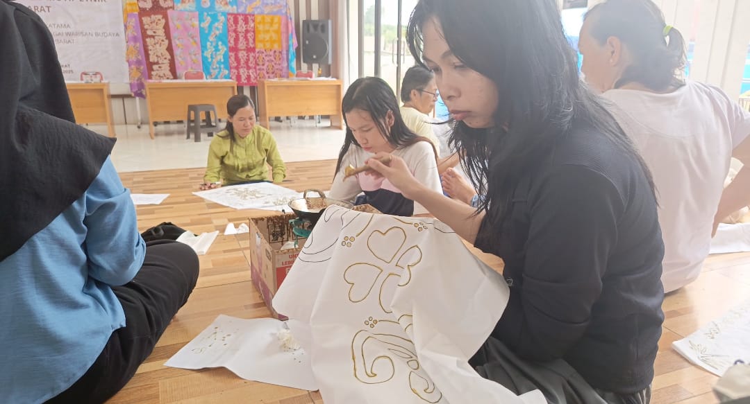PESERTA: Peserta pelatihan saat mengores motif batik menggunakan canting yang berisi malam di atas kain.