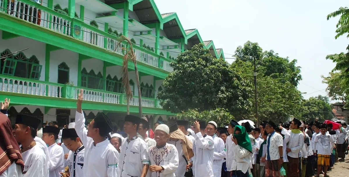 Santri Pondok Pesantren Al Khoziny, Sidoarjo, Jawa Timur, mengikuti kegiatan bersama di halaman pesantren. Berdiri sejak 1927 tersebut. (FOTO: IST)