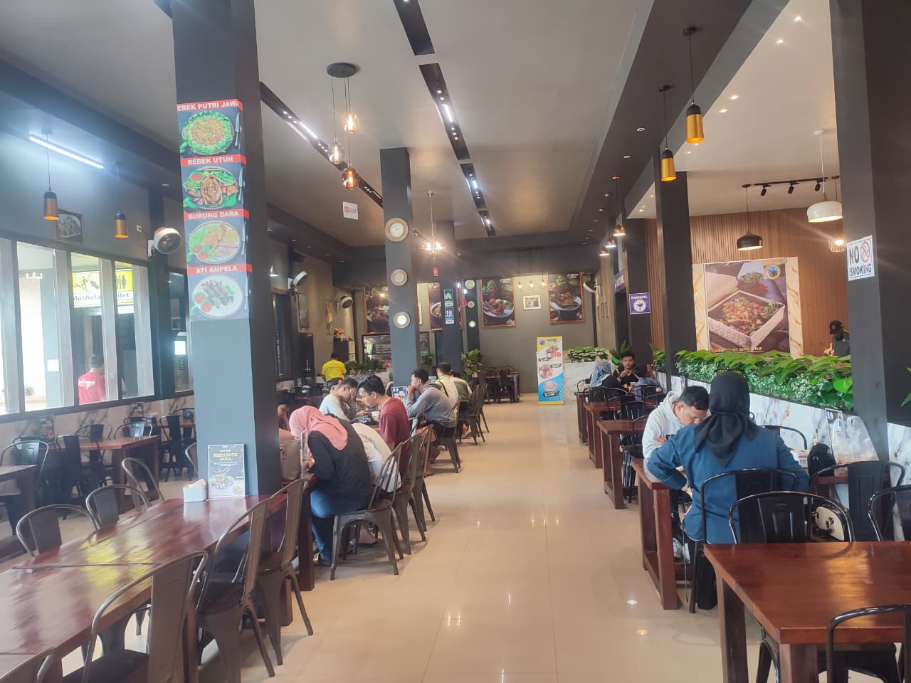 FAVORIT: Rumah makan dengan menu bebek goreng di Kecamatan Babulu, Paser Penajam Utara ini selalu jadi destinasi favorit kuliner warga Paser yang bepergian.