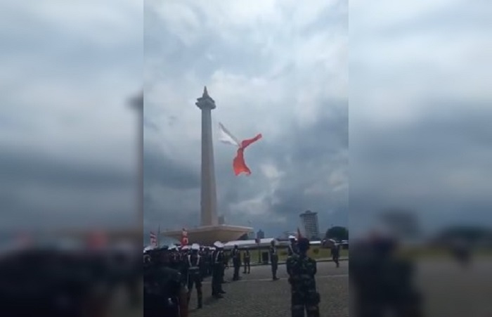 Bendera Merah Putih robek saat gladi HUT TNI ke-80 di Monas.