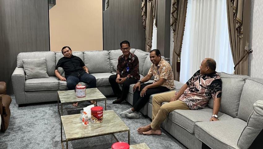 Wakil Wali Kota Bontang Agus Haris mencermati penjelasan dari Dispoparekraf dan Askot PSSI Bontang terkait rencana pembentukan tim di Liga Indonesia.