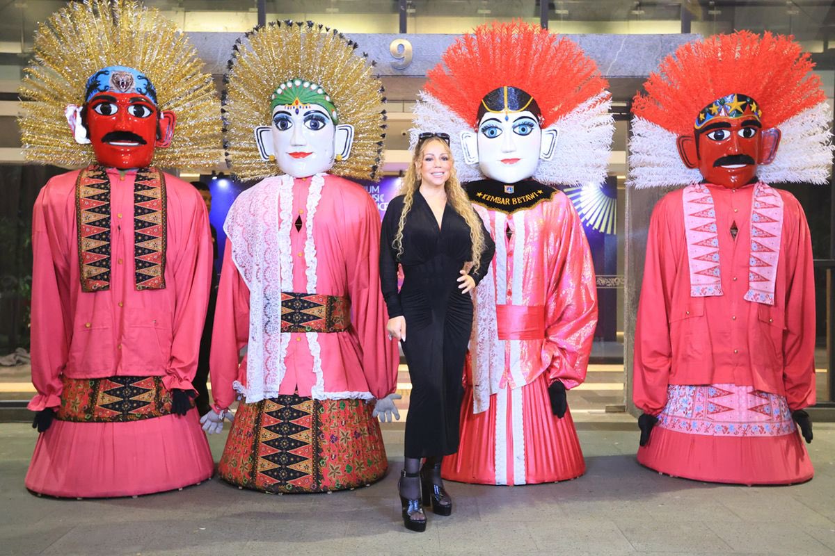 mariah carey berpose dengan ondel-ondel di sentul.