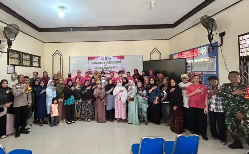 Aksi sosial dilakukan Polwan dan Bhayangkari Polda Kaltim. Mereka menyalurkan bantuan pada masyarakat.  &nbsp;