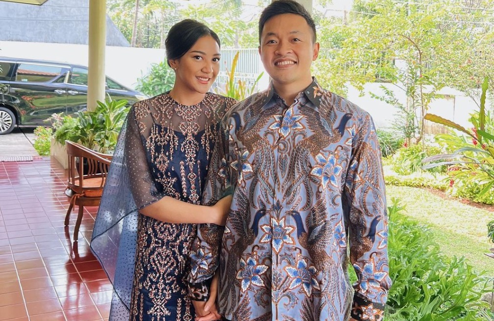 Pasangan serasi Putri Tanjung dan Guinandra jadi sorotan setelah hapus foto nikah dari Instagram.