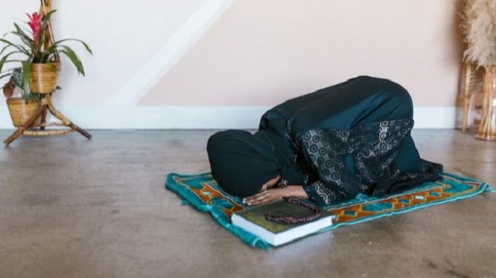 Ilustrasi seorang muslimah sedang menjalankan ibadah salat.