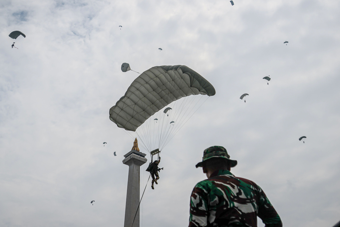 Sejumlah prajurit serta Alat Utama Sistem Persenjataan (Alutsista) mengikuti gladi bersih untuk menyambut HUT TNI ke-80 di lapangan Monas,  Jakarta, Selasa (30/09/2025).