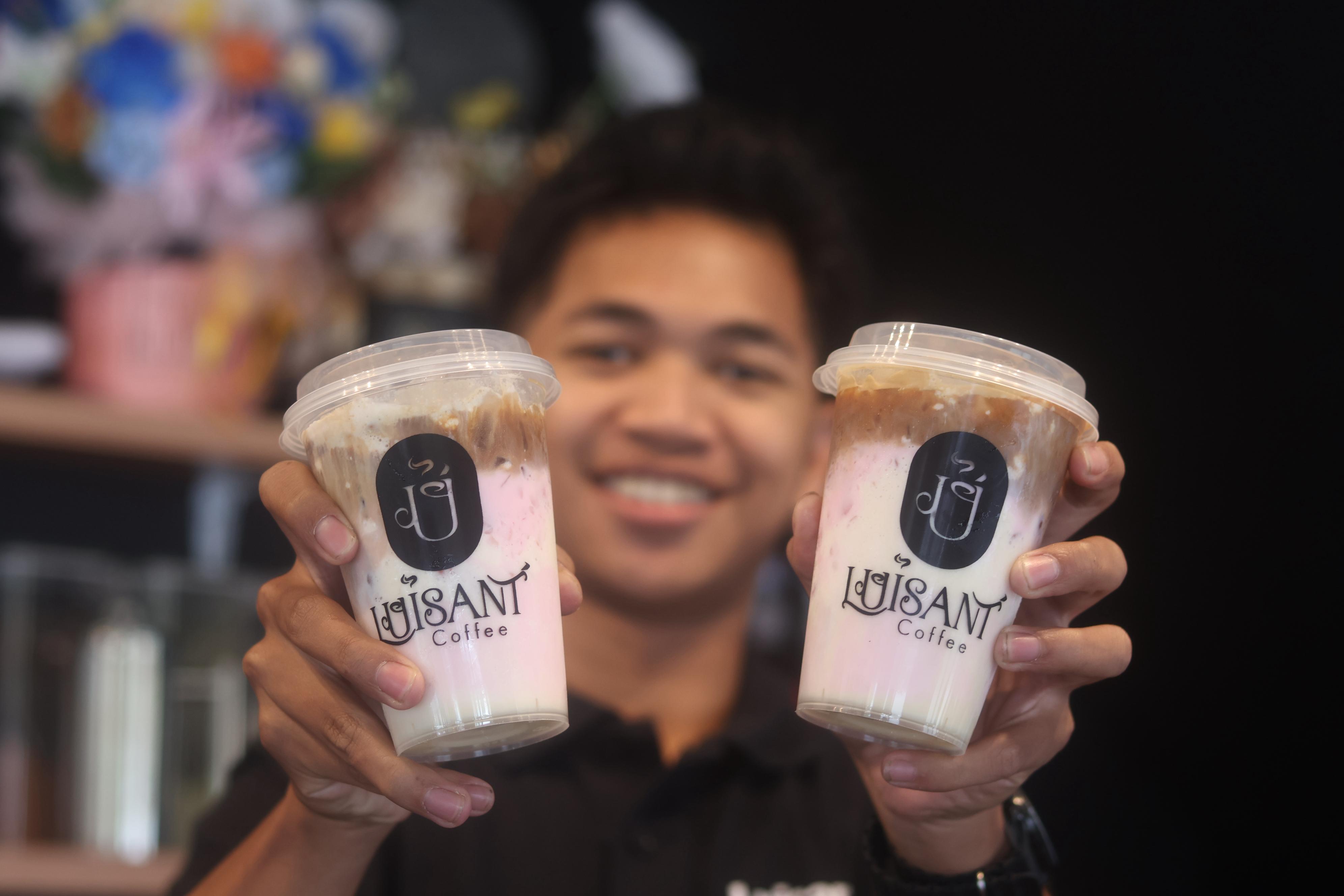 PENAWAR DAHAGA: Selain menghadirkan makanan yang menggugah selera, Luisant Coffee juga dikenal dengan sajian minumannya yang beragam dan berkualitas.