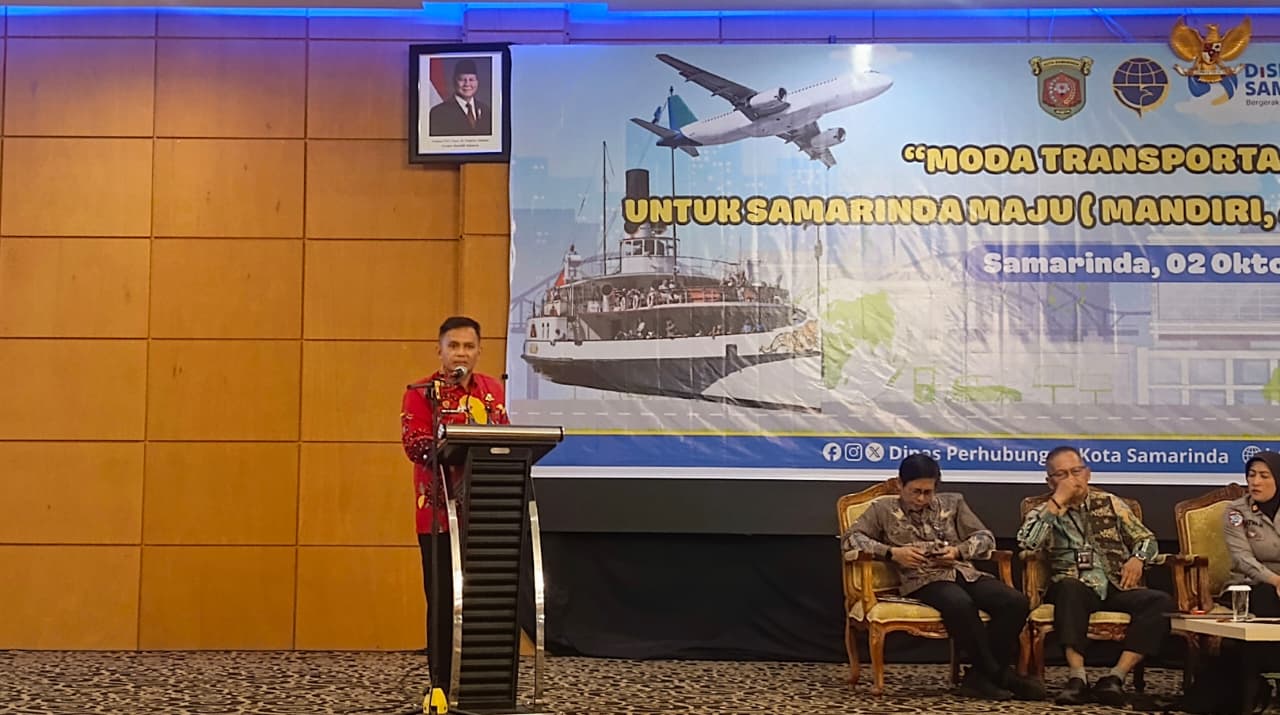PAPARKAN: Kepala Dinas Perhubungan Samarinda Hotmarulitua Manalu (berdiri podium) memaparkan rencana pengadaan angkutan umum massal dan uji coba angkutan pelajar.&nbsp;