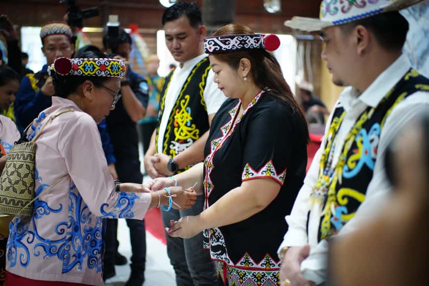 APRESIASI: Bupati Mahulu Angela Idang Belawan dan Wakil Bupati Mahulu Suhuk jalani prosesi ngelekuq pada saat penyambutan di Balai Adat Ujoh Bilang, Sabtu (4/10).