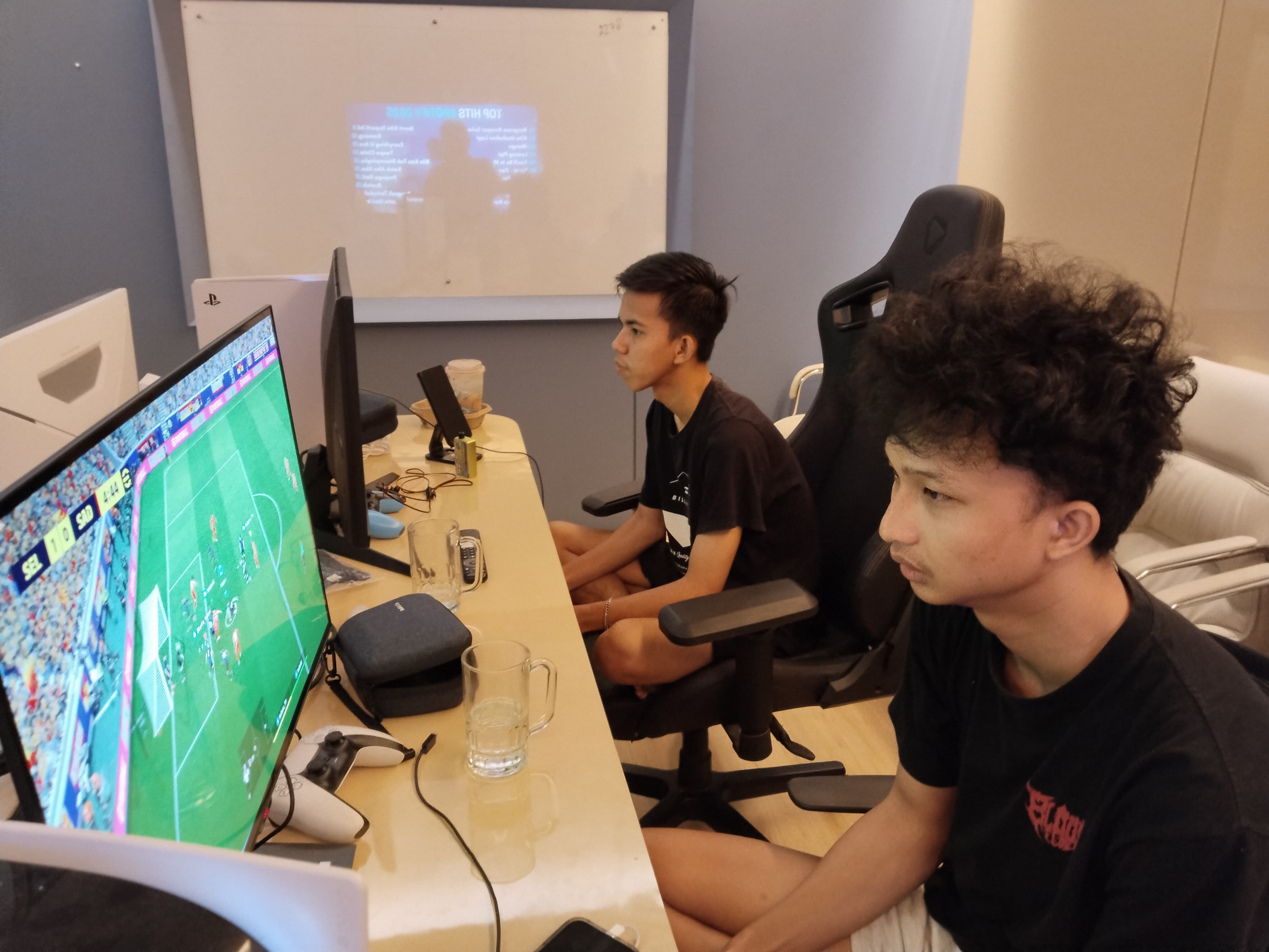 SIAP ALL OUT: Pemain Bluefin Esports sedang melakukan latihan di Game House Jalan Pelita, Samarinda.