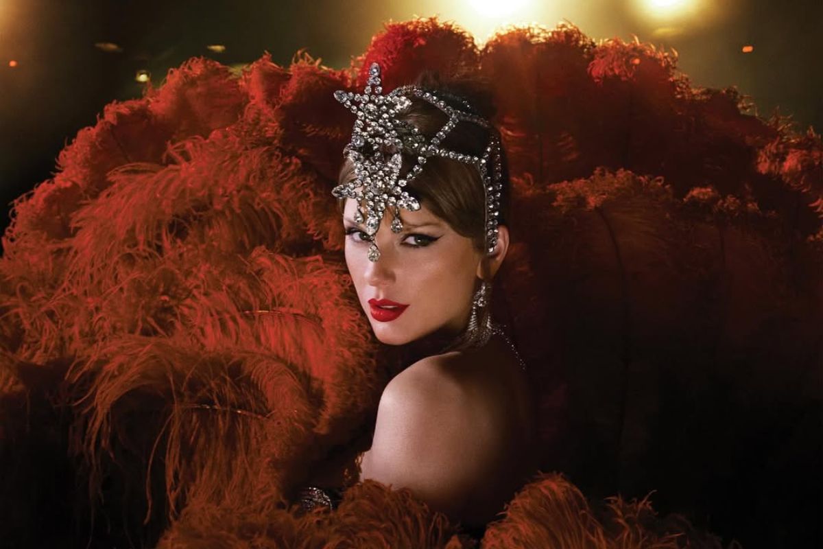 Taylor Swift tampil bahagia di album barunya, tapi liriknya justru bikin penggemar penasaran.
