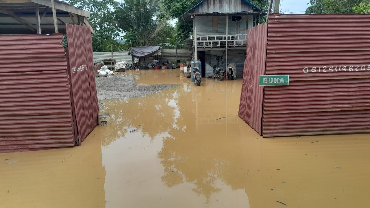 Desa di Kecamatan Batu Sopang terkena banjir akibat luapan sungai sejak Sabtu, 4 Oktober 2025.