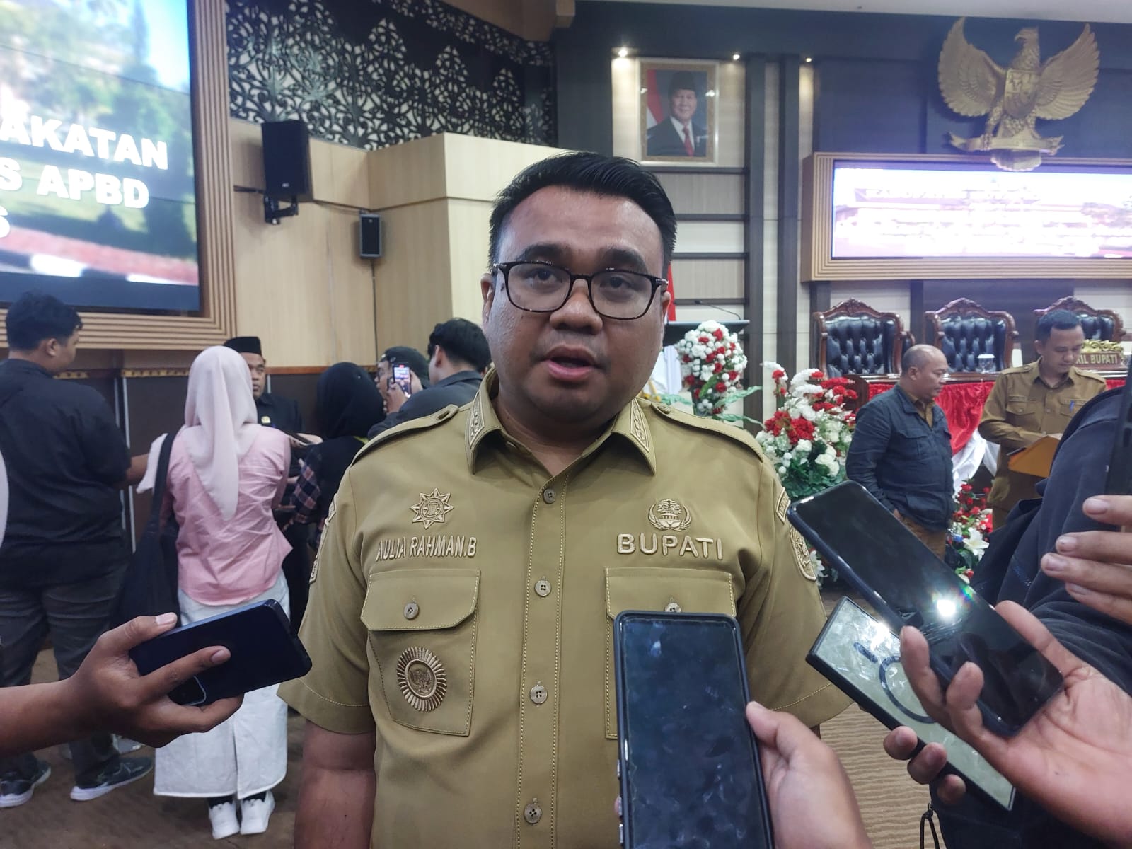 Bupati Kukar Aulia Rahman Basri menjelaskan kebijakan mewajibkan rekanan bertransaksi lewat Bankaltimtara.