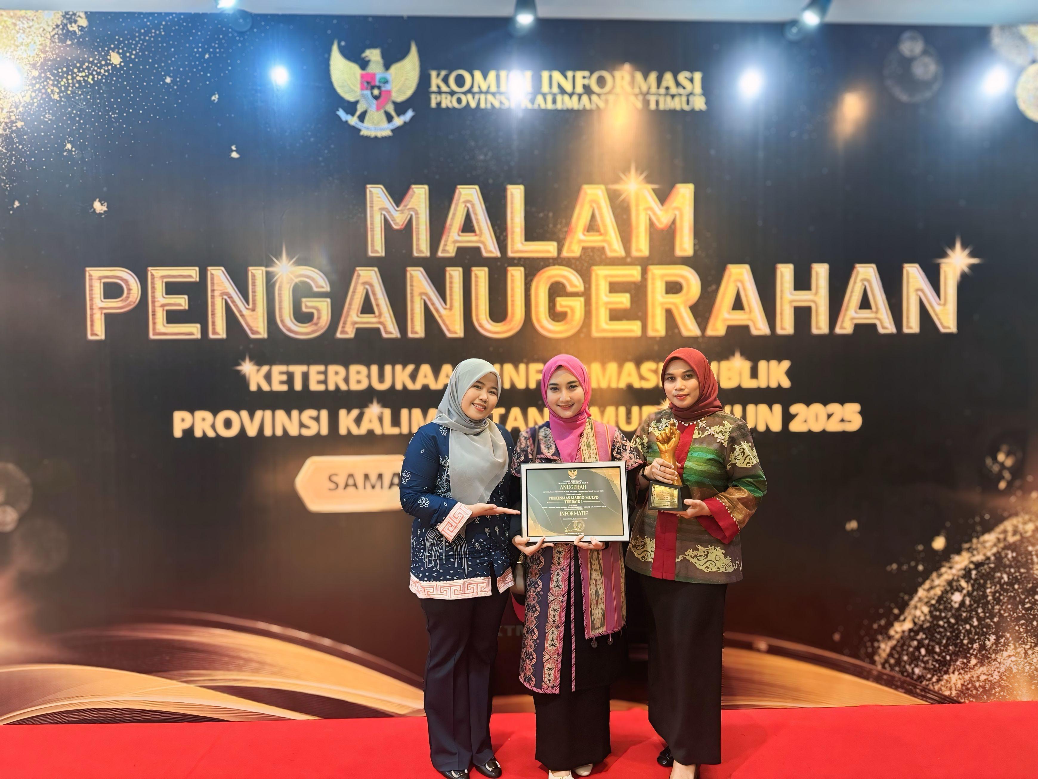Kepala Puskesmas Margo Mulyo, dr Dekrita Ria Hanani (tengah), menerima penghargaan sebagai peringkat pertama Keterbukaan Informasi Publik Provinsi Kalimantan Timur 2025.