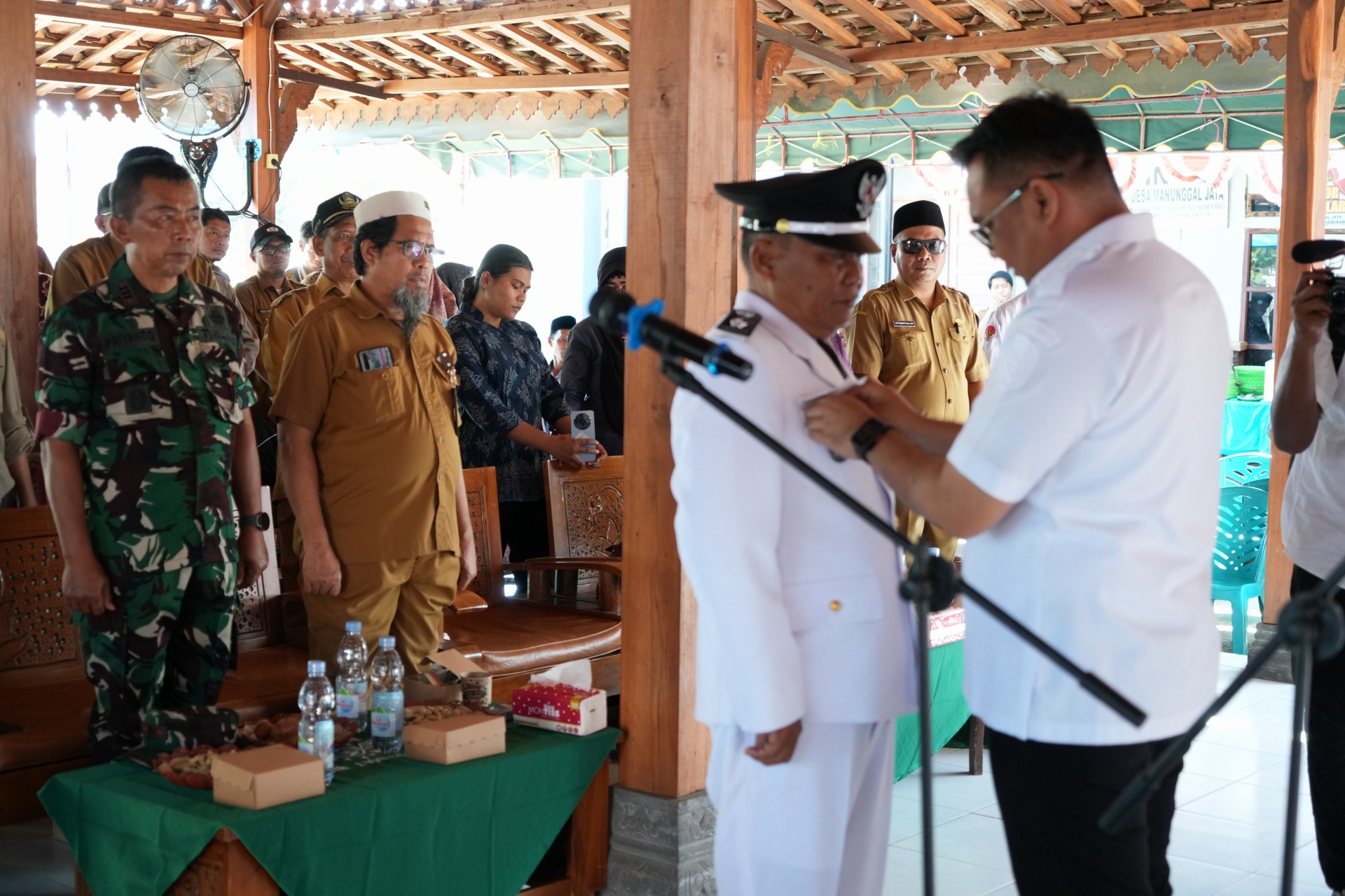 Bupati Kukar Aulia Rahman Basri melantik Dirjam MS sebagai kades Manunggal Jaya sisa masa jabatan periode 2019-2027.  &nbsp;