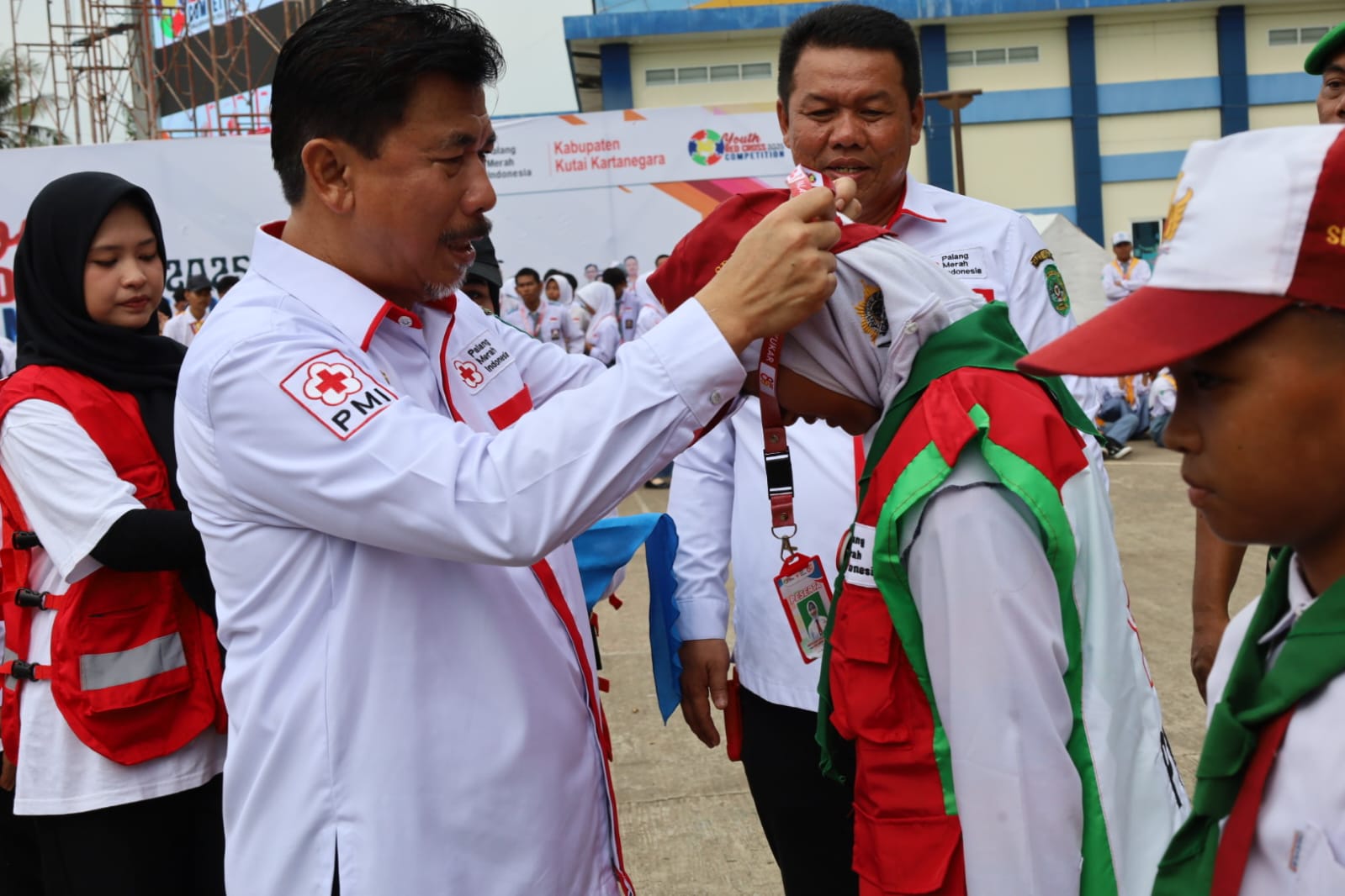 Pembukaan YRCC PMR Kukar 2025 oleh Sekkab Sunggono ditandai dengan pemasangan tanda peserta.  &nbsp;
