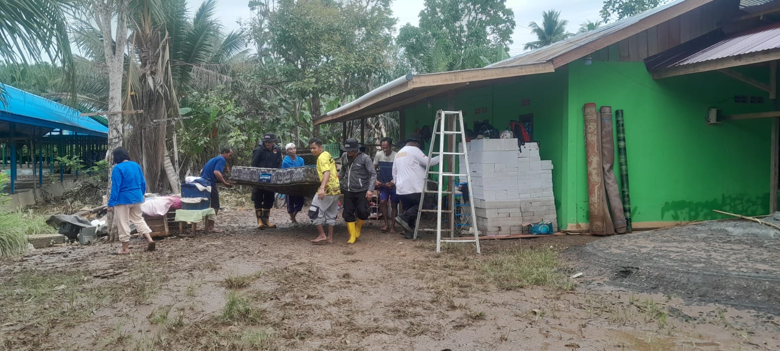 MUSIBAH: Kecamatan Long Ikis, Kabupaten Paser, diterpa banjir bandang pada Sabtu (4/10) lalu.