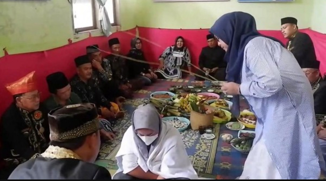 Prosesi hukuman adat di Rejang Lebong, Bengkulu, terhadap dua warga yang terbukti berselingkuh. Keduanya dicambuk dan didenda sesuai keputusan lembaga adat setempat. (FOTO: IST)
