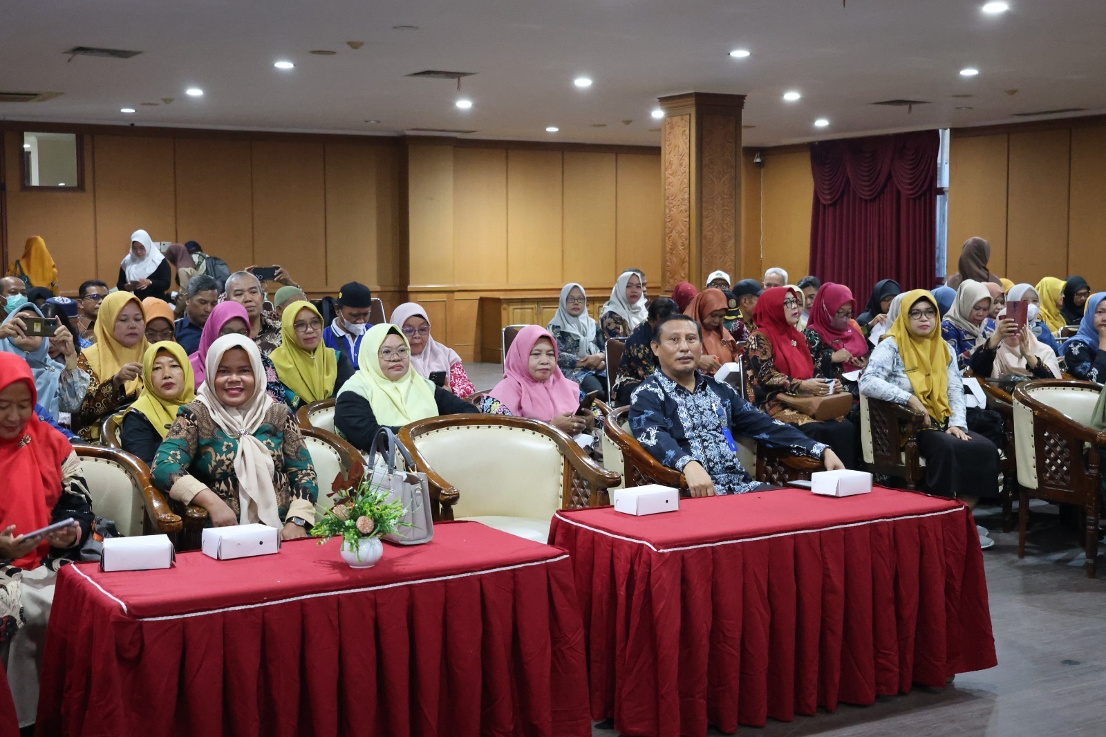 Syafruddin Lamato (depan, batik biru) memberikan bimbingan teknis kepada para kepala sekolah. Ia menekankan pentingnya menjaga data berupa TTE.