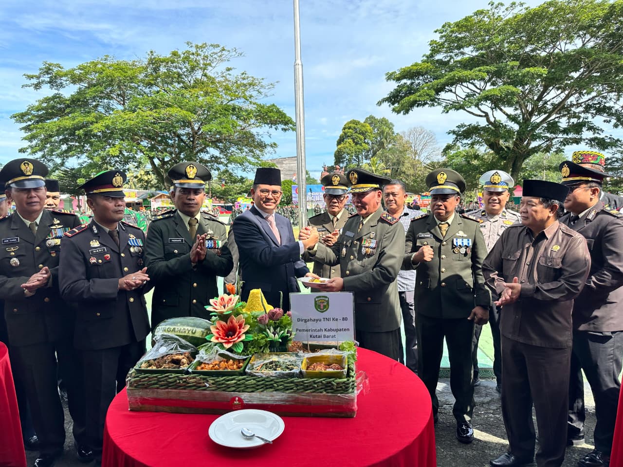 Pemotongan tumpeng di sela peringatan HUT TNI di Kubar.