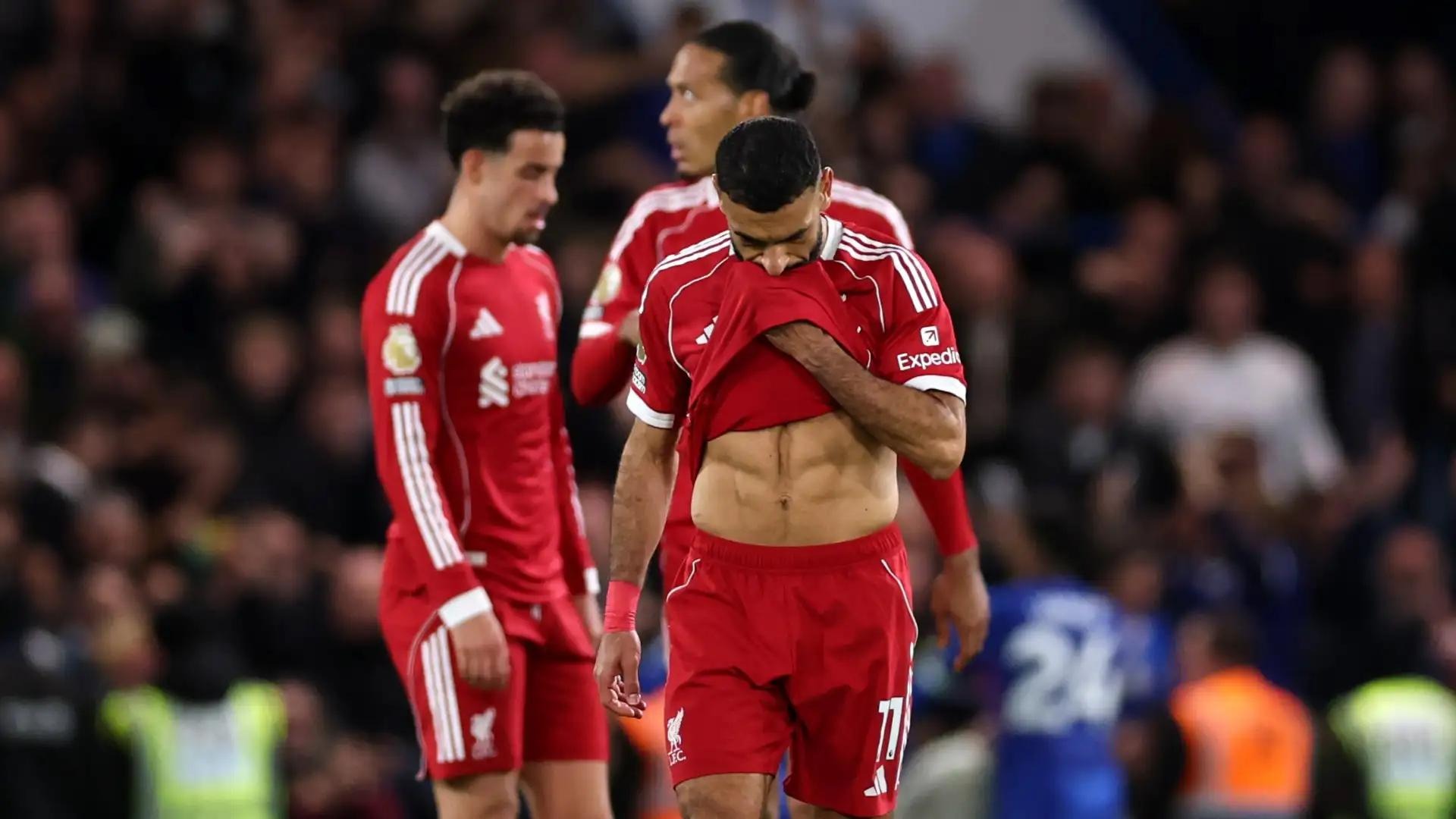 Mohamed Salah terlihat kecewa setelah timnya kalah 1-2 dari Chelsea di Premier League 2025/2026.