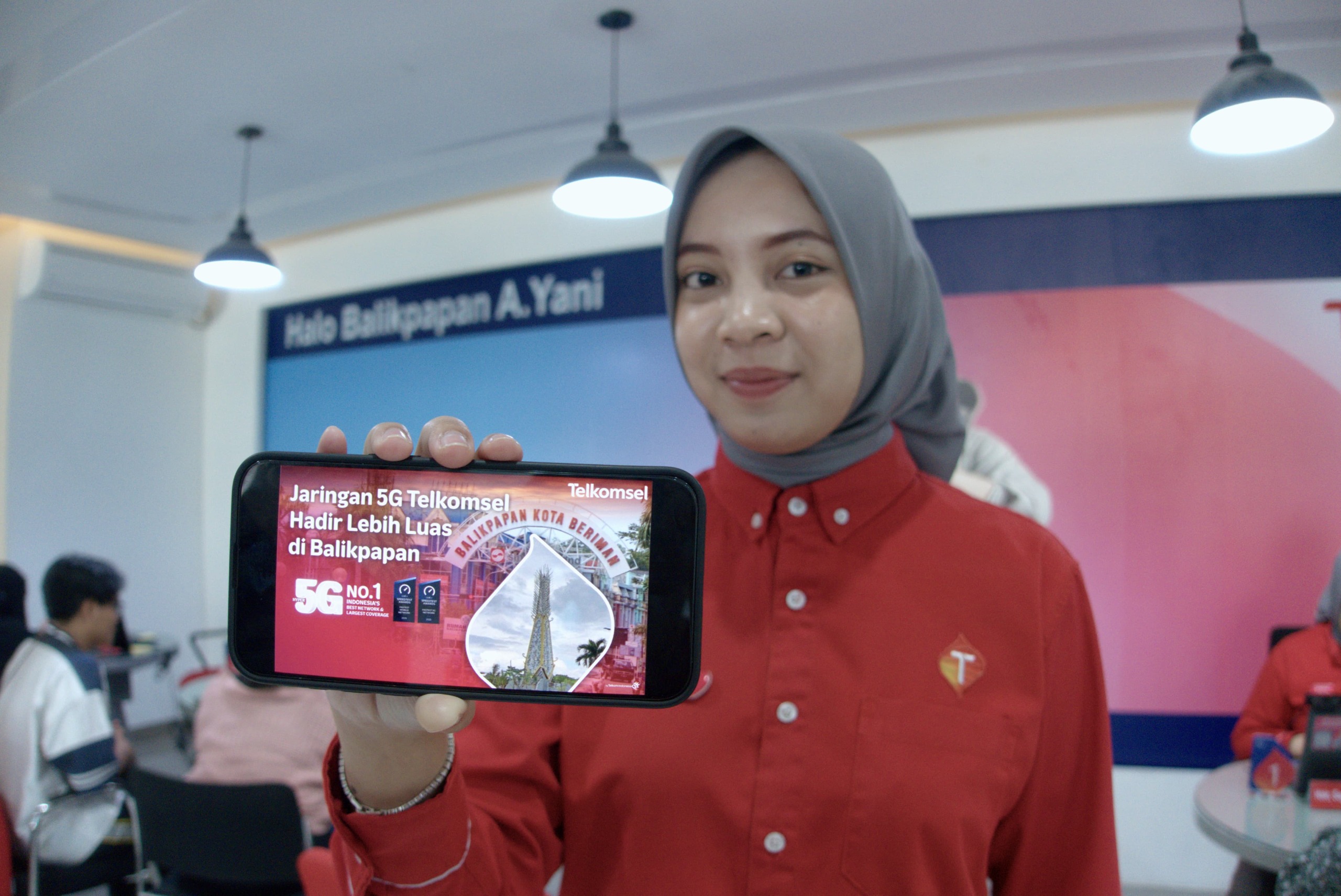 MANJAKAN PELANGGAN: Pelanggan kini dapat menikmati jaringan 5G yang stabil dan berkecepatan tinggi di Balikpapan Superblock, GraPARI Telkomsel Ahmad Yani, Mal Balikpapan Baru, hingga Bandara SAMS