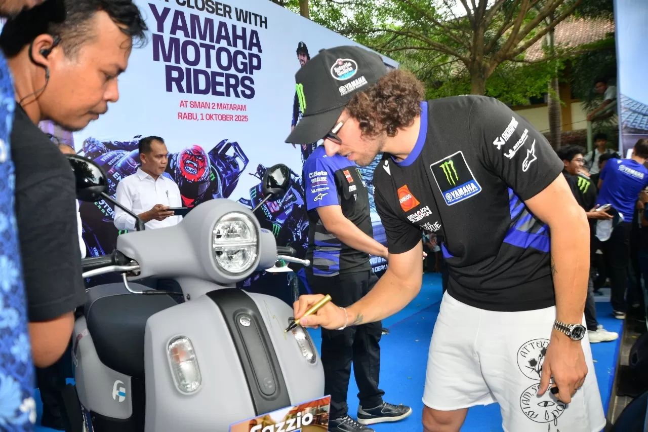 JUMPA FANS: Alex Rins memberikan tandatangannya di motor Yamaha Varian Fazzio terbaru pada saat acara di SMA Negeri 2 Mataram.
