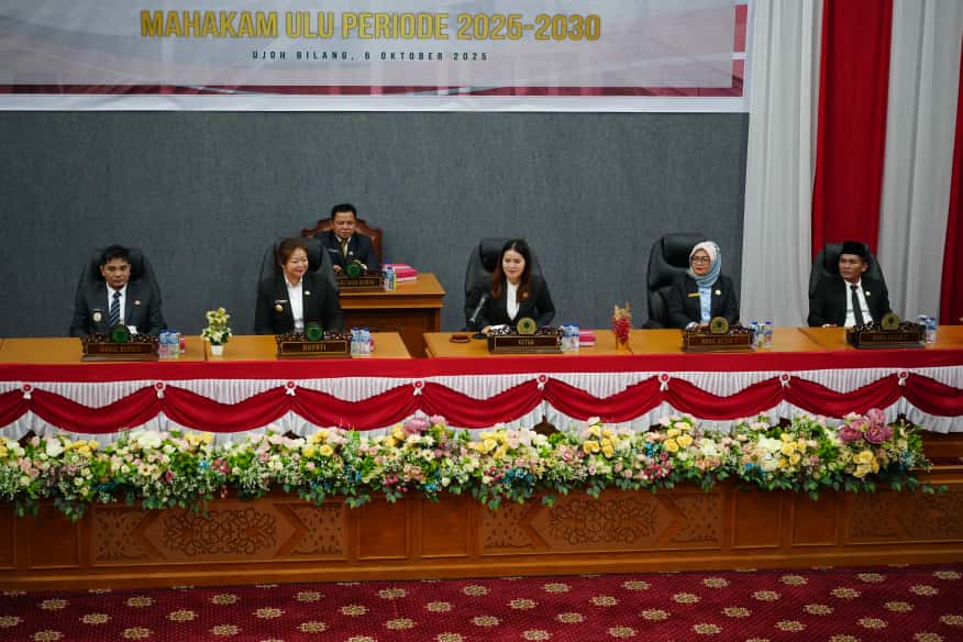 Bupati Mahulu Angela Idang Belawan (dua kiri) Wakil Bupati Suhuk (kiri) dan Ketua DPRD Devung Paran didampingi Wakil Ketua I Nor Lili Bulan dan II Desiderius Dalung Lasah pada rapat Paripurna