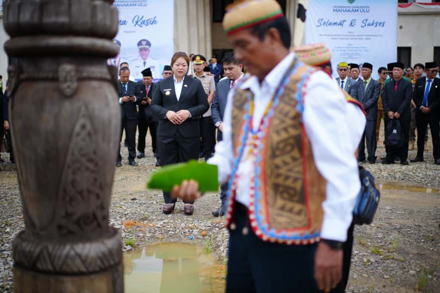 OPTIMISTIS: Bupati Mahulu Angela Idang Belawan dan Wakil Suhuk saat menjalani prosesi adat Nyaloq Kaqoq Araan di halaman Setkab Mahulu, Senin (6/10). JODY KRISTIANTO/KP