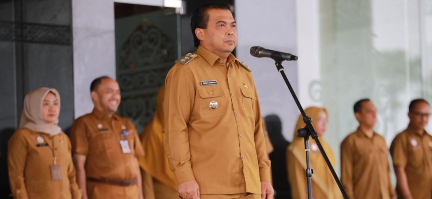 Agus Haris memimpin apel bagi seluruh ASN di lingkup Setkot Bontang. (FOTO ADIEL KUNDHARA/KP)