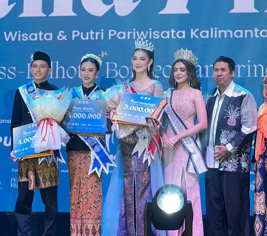 Ester Veronika (tengah) menerima gelar Putri Pariwisata Kaltim pada grand final 2025.  &nbsp;