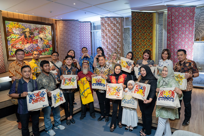 MENCINTAI BUDAYA: Berlokasi di lobby hotel dengan dekorasi khas batik, acara berlangsung meriah dengan hadirnya para pelaku UMKM lokal yang turut memamerkan produk batik Kalimantan.