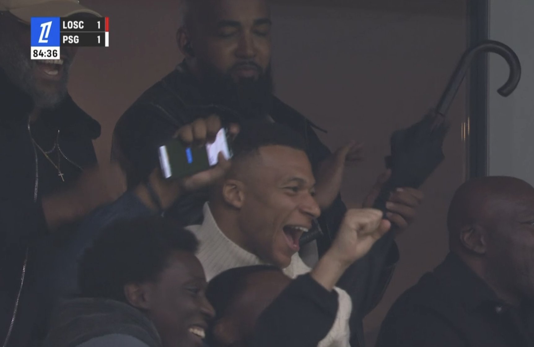 Dari tribun Stade Pierre-Mauroy, Kylian Mbappe merayakan gol yang dicetak Ethan Mbappe ke gawang PSG.