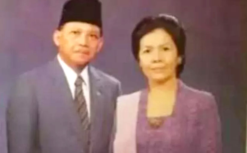 Istri Wapres ke-4 RI Karlinah Djaja Atmadja bersama suami Umar Wirahadikusumah semasa masih hidup.