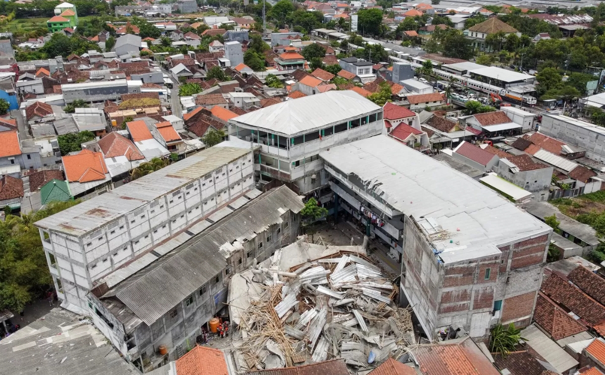 Foto udara memperlihatkan kondisi Pondok Pesantren Al Khoziny di Buduran, Sidoarjo, Jawa Timur, setelah musala asrama putra ambruk. (Foto Jawa Pos)