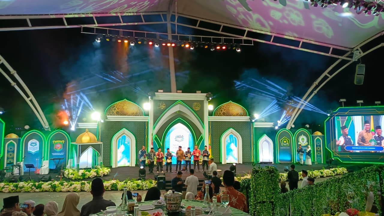 SYIAR: Suasana penutupan MTQH Ke-45 Samarinda di Teras Samarinda yang dipadati masyarakat. Kafilah Kecamatan Sungai Pinang kembali raih juara umum.