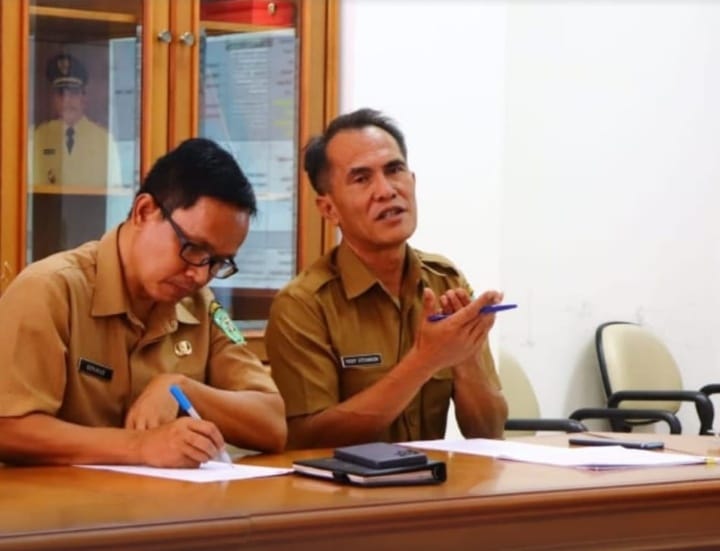 Yosef Stevanson (kanan) dan Sepinus dalam sebuah kegiatan.