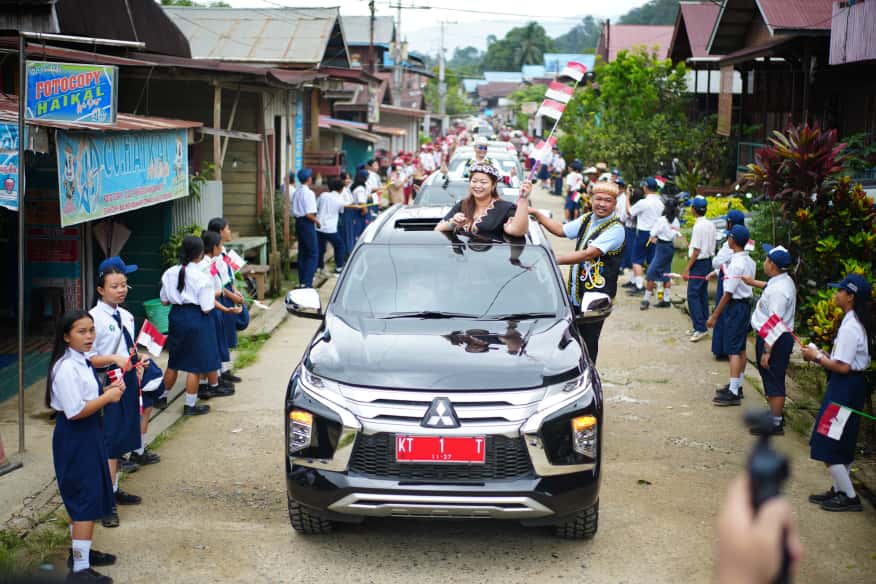 Angela Idang Belawan dan Suhuk saat menyapa warga Mahulu di Ujoh Bilang, Sabtu (4/10). (FOTO JODY KRISTIANTO/KP)