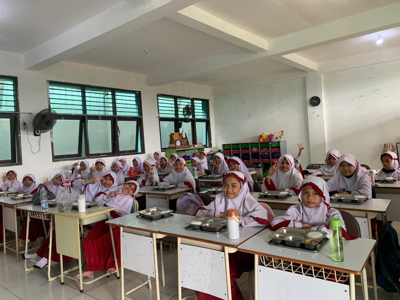 DIPERIKSA KETAT: Siswa SD Integral Lukman Al Hakim menyantap hidangan MBG, Senin (6/10).
