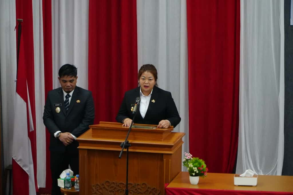 Angela Idang Belawan didampingi Suhuk saat menyampaikan pidato perdana dalam rapat paripurna di Kantor DPRD Mahulu, Senin (6/10). (FOTO JODY KRISTIANTO/KP)